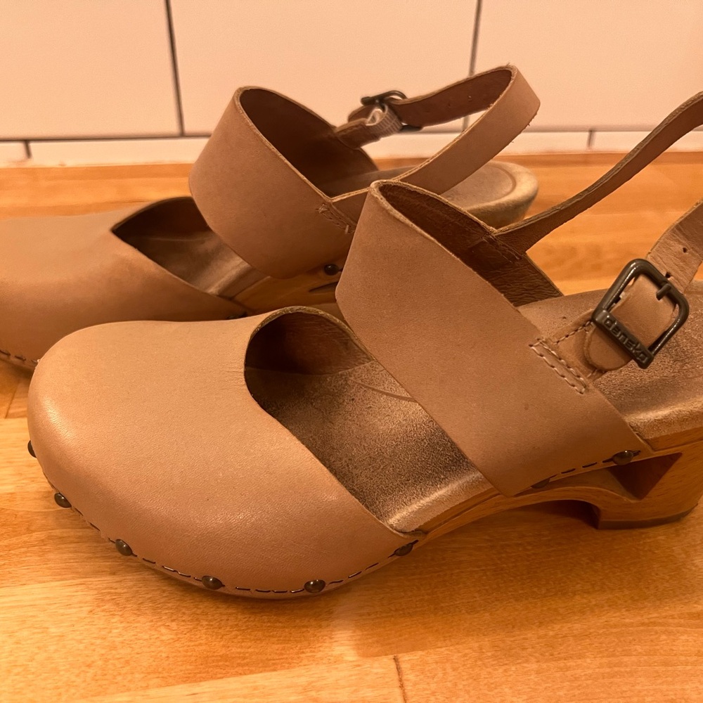 Dansko Taytum Tan/Nude Sandal size 38 (7.5-8).